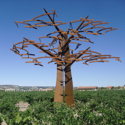 Eisen-Baum im spanischen Weinbergen